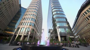 İnsanlar banklar çeşme yakınında oturmak