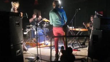 Şarkı Studio prova grup üyeleri