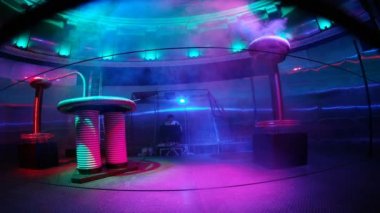 İki adam elektrik performans göster