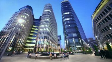 Çeşme Meydanı'nda insanlar oturup