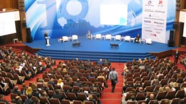 Forum presentator dinlerken katılımcılar