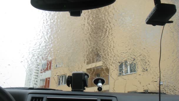 Isen smälter på bil vindrutan — Stockvideo