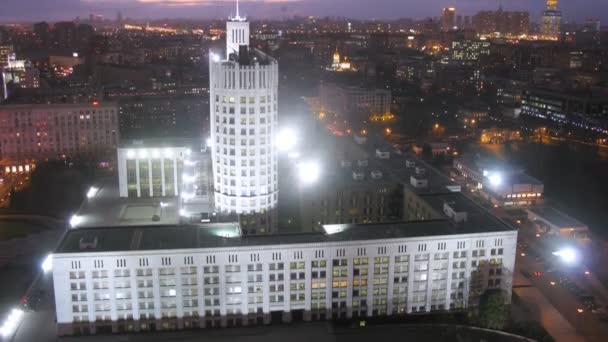 Casa blanca en la noche — Vídeo de stock