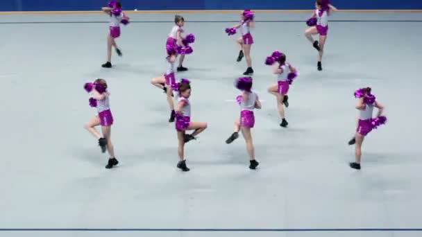 Niet-gedefinieerde cheerleaders team uitvoeren met poms — Stockvideo