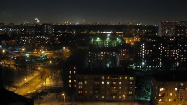 Hermoso panorama nocturno de la ciudad con fuegos artificiales — Vídeos de Stock