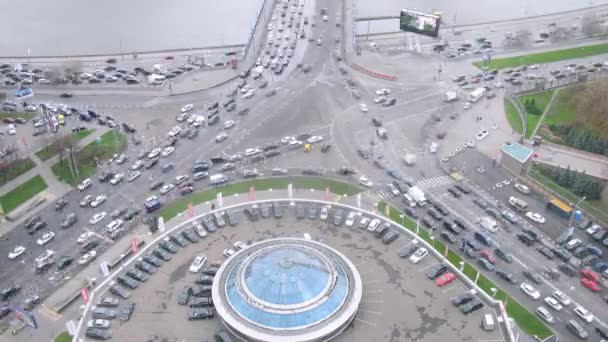 Plaza de la ciudad con tráfico — Vídeo de stock