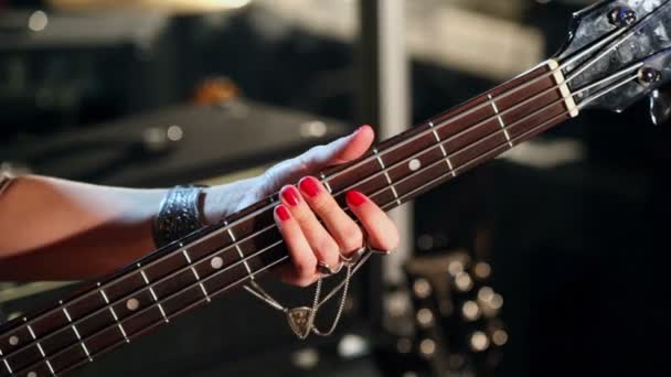 Menina toca baixo guitarra — Vídeo de Stock