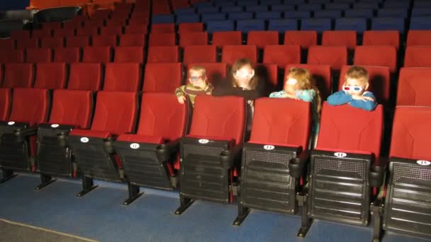 Familia viendo película en el cine . — Vídeo de stock