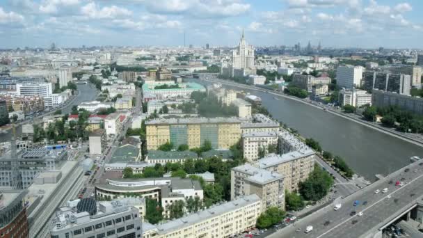 Blick auf die Stadt bei Tag mit Verkehr — Stockvideo