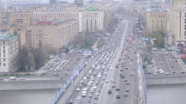 Traffico su Kutuzovsky Prospekt con incidente d'auto — Video Stock