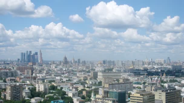 Luchtfoto van stad bij daglicht — Stockvideo