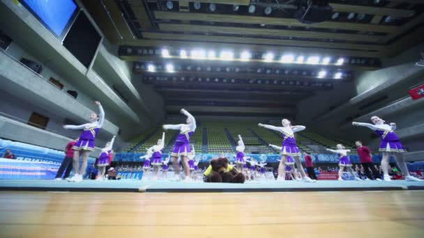 Utförandet av Ritmiks cheerleaders team Championship — Stockvideo