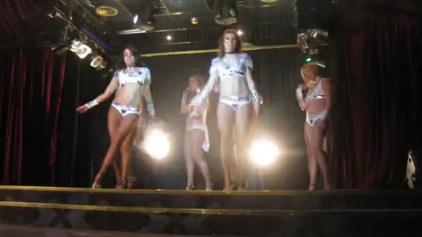 Bailarines bailando en el escenario — Vídeo de stock
