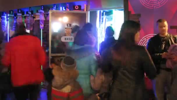 Pessoas entrando labirinto espelho em Moscou — Vídeo de Stock