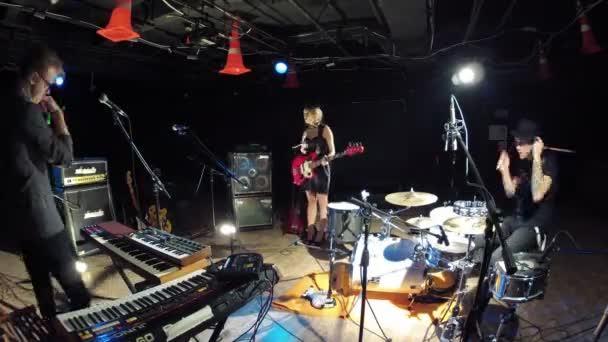 Bandleden repeteren in studio — Stockvideo