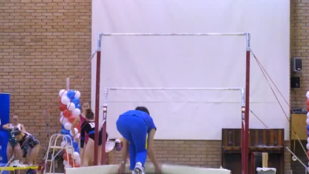 少儿体操运动员在双杠 — 图库视频影像