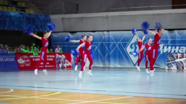 Desempenho da equipe de cheerleader de dança do esporte — Vídeo de Stock