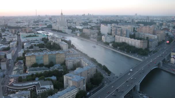 Автомобильное движение по мосту и суда по реке — стоковое видео