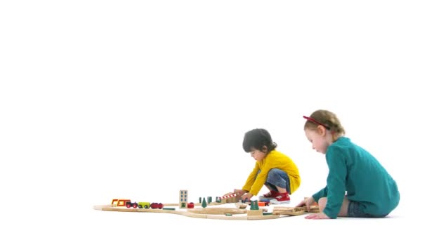 Dvě roztomilé malé děti si hrají — Stock video