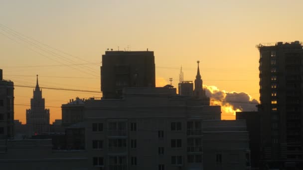 Hermosa vista aérea de la ciudad con puesta de sol — Vídeos de Stock