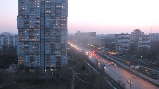 Große Straße in der Stadt mit Verkehr — Stockvideo