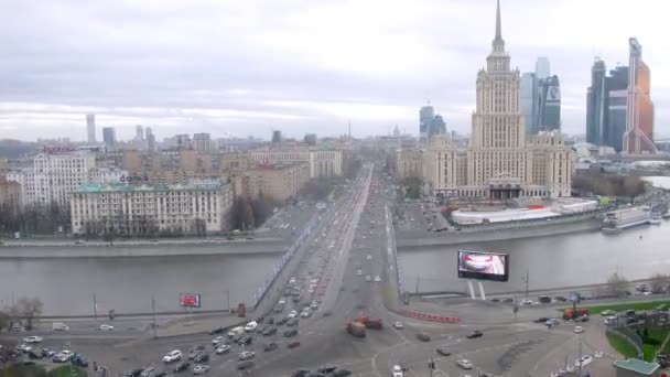 Tráfego na ponte Novoarbatsky com hotel Ucrânia — Vídeo de Stock