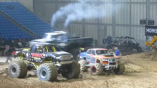 Groot monster auto bij Monster Mania — Stockvideo