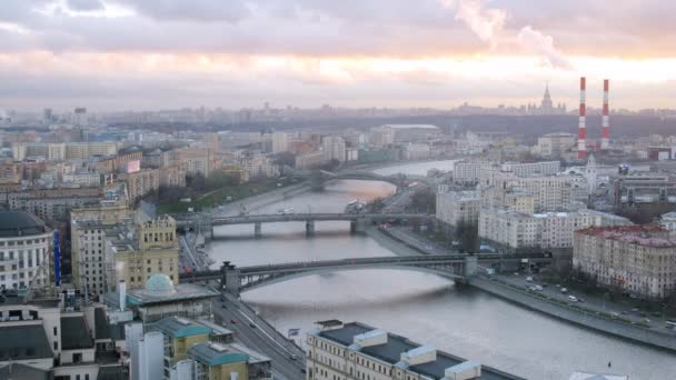 Panorama van de stad met rivier en bruggen — Stockvideo