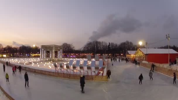 Eislaufen im Park mit Bühne — Stockvideo