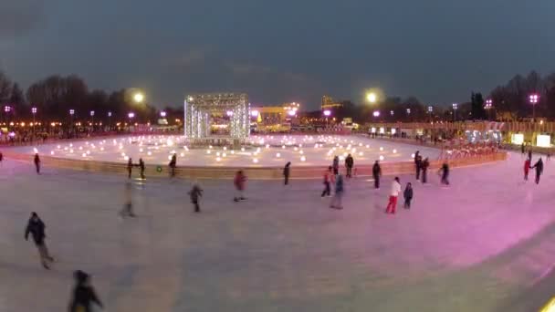 Mensen schaatsen in park — Stockvideo