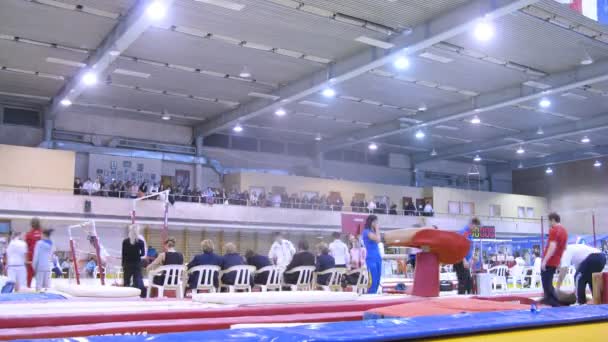 Gymnastes en compétition dans des bars parallèles — Video