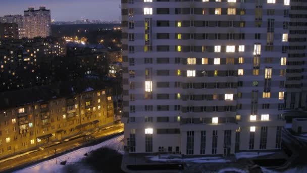 Yüksek katlı bina geceleri — Stok video