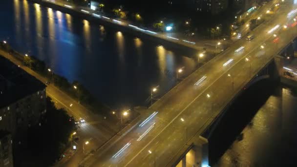 Puente iluminado sobre el río con tráfico — Vídeos de Stock