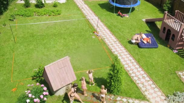 Famille s'amuser dans la cour 