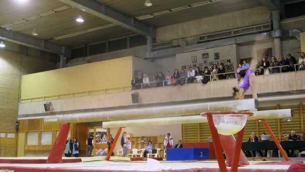 Jovens atletas competindo no Estádio Dinamo — Vídeo de Stock