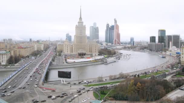 Panorama de la ciudad con hotel y río — Vídeos de Stock