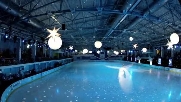 Pareja de jóvenes patinadores realizar — Vídeos de Stock