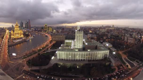 'S avonds panorama van de stad met rivier — Stockvideo