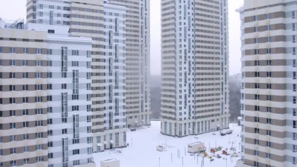 Zasněžené pohled moderní město — Stock video