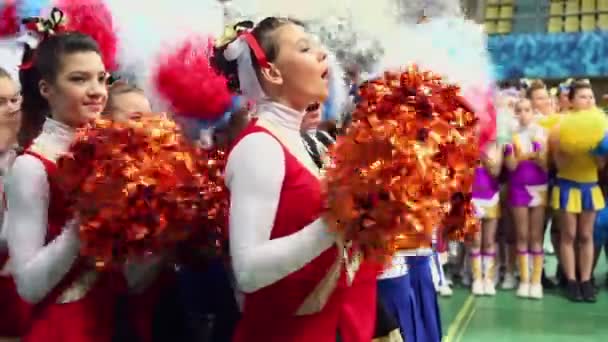 Meisjes deelnemers van cheerleaders team scream — Stockvideo