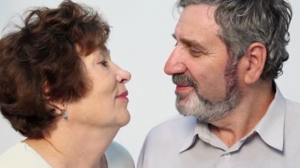Старшие пары смотрят друг на друга — стоковое видео