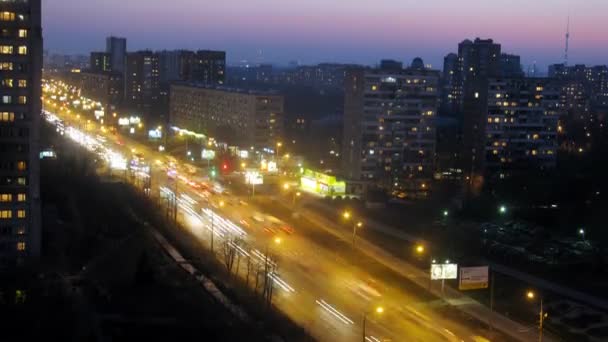 Cidade à noite com estrada iluminada — Vídeo de Stock