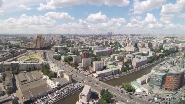 Luftaufnahme der Stadt mit Verkehr — Stockvideo