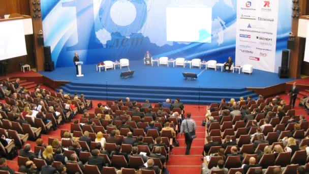 Participants à l'écoute du présentateur du forum — Video