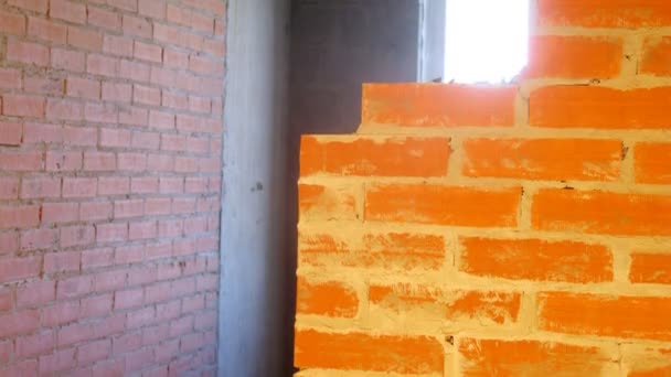 Trabajadores quitando ladrillos de la pared — Vídeo de stock