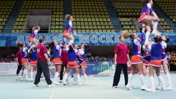 Deelnemers van cheerleaders team leider uitvoeren — Stockvideo