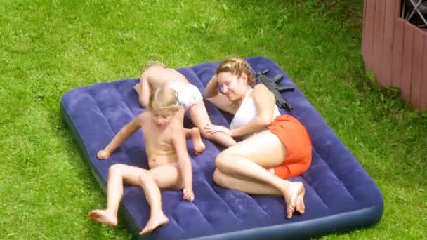 Mère et les enfants restent sur le matelas — Video