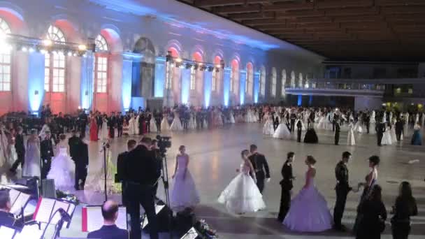 Cadetes bailando bailes medievales — Vídeo de stock