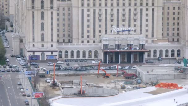 Worker constructing parking for Ukraine Hotel — Stock Video