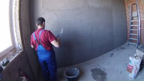 Arbetstagaren ansöker stuckatur på vägg — Stockvideo